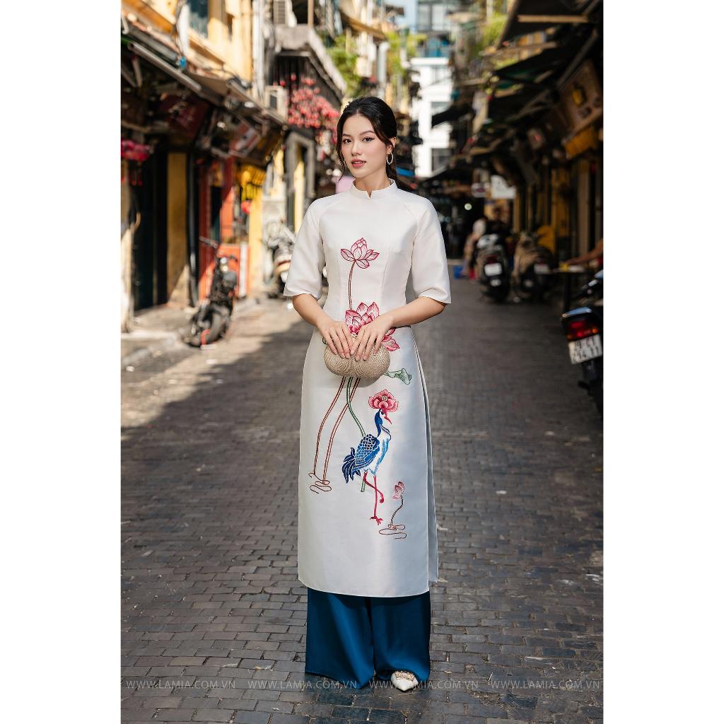 Áo dài Lamia Design AD123 chất liệu tafta, tà lỡ trẻ trung và họa tiết hoa sen thêu tay cầu kì