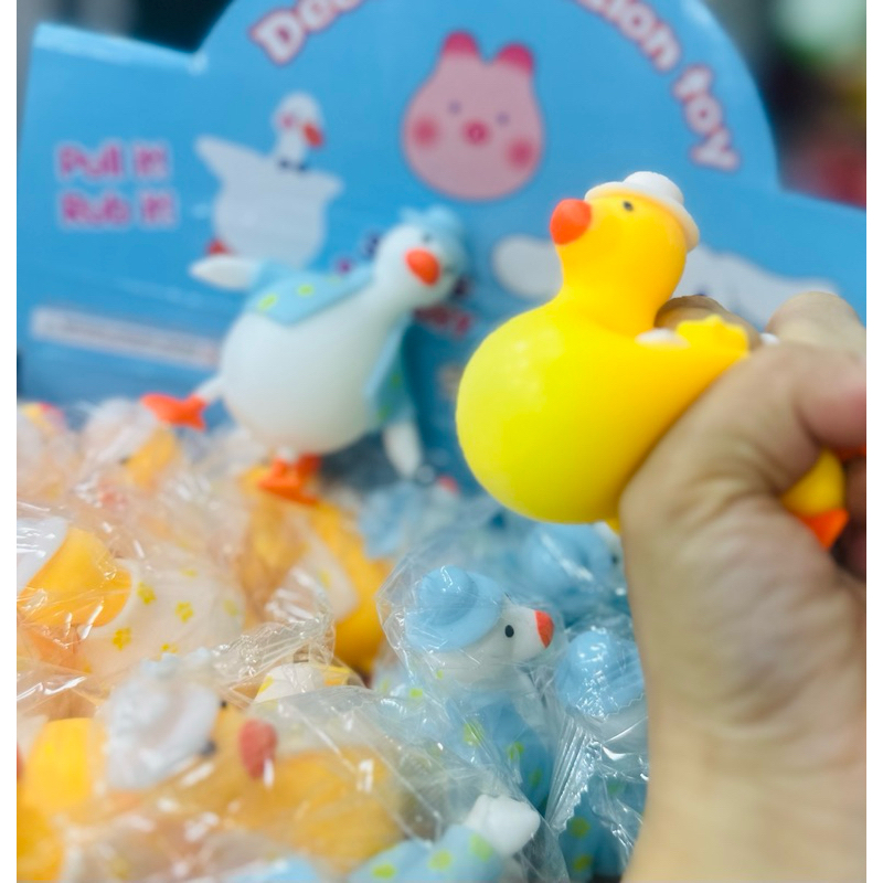 Đồ Chơi Mochi Vịt Đội Mũ Mặc Áo Ghi Lê Đổi Màu Khi Ra Sáng