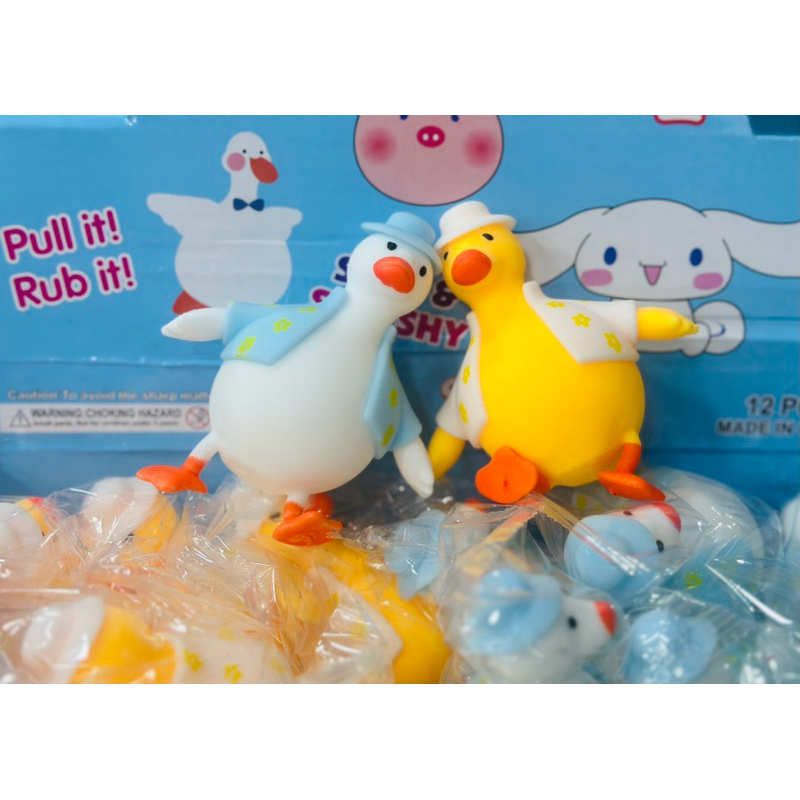 Đồ Chơi Mochi Vịt Đội Mũ Mặc Áo Ghi Lê Đổi Màu Khi Ra Sáng