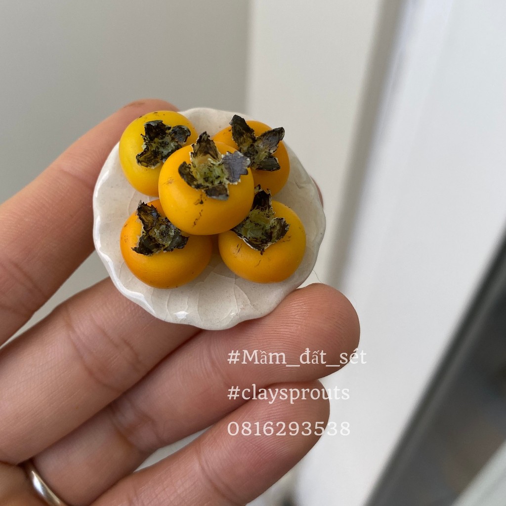 Mô hình trái hồng giòn mini cho nhà búp bê từ đất sét tỉ lệ 1/6 - Ảnh tự chụp - Mầm Đất Sét