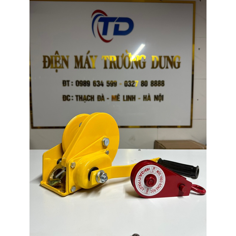 Tời quay tay nhập khẩu tự hãm tải 1200 lbs ròng rọc 300kg móc và dây cáp 8m