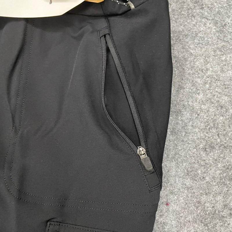 Quần Legging Đen Có Túi Bên Hông Co Giãn Tốt Hàng Xuất