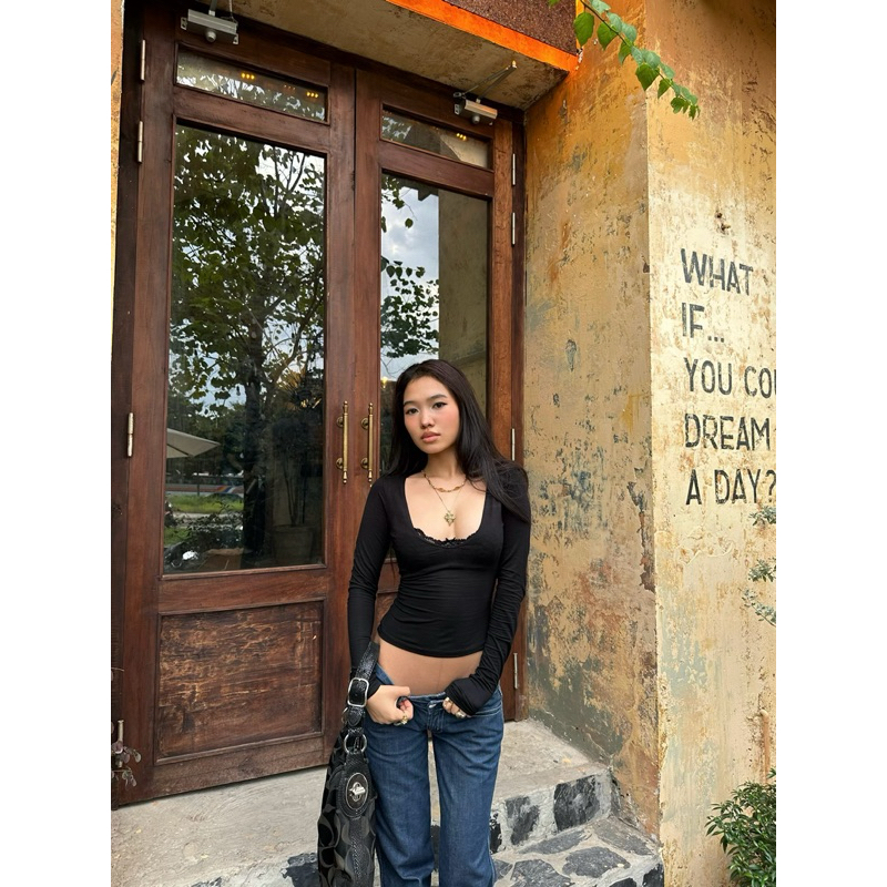 Áo khoét ngực sâu dài tay