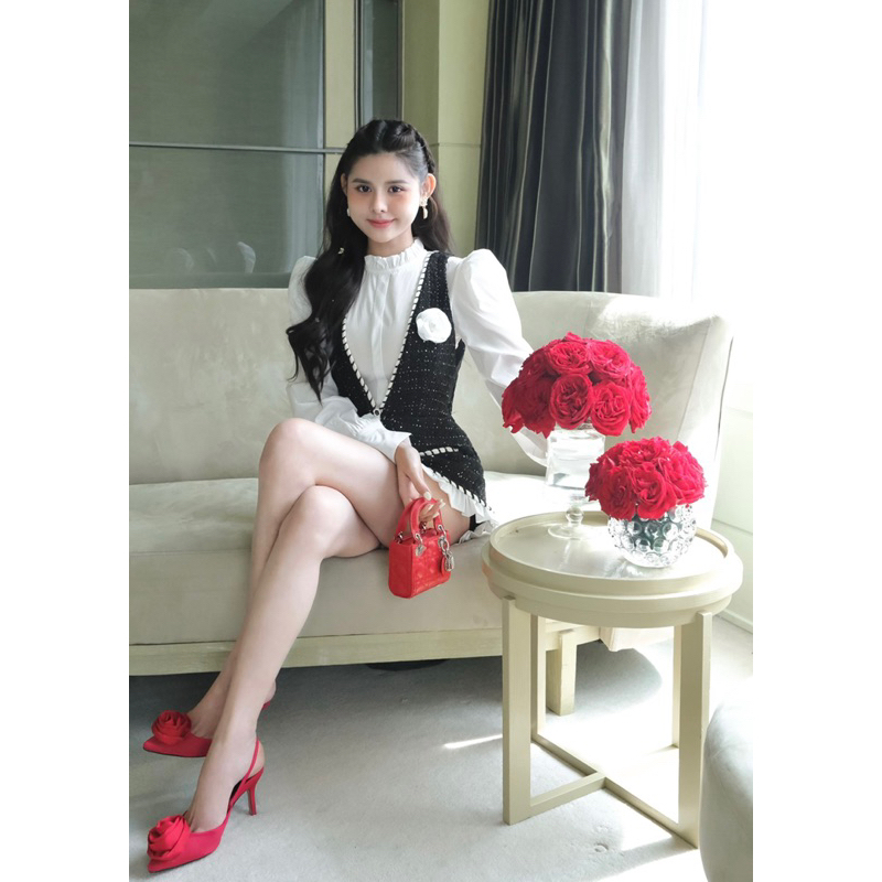 Jumpsuit dạ tay dài kèm hoa trà