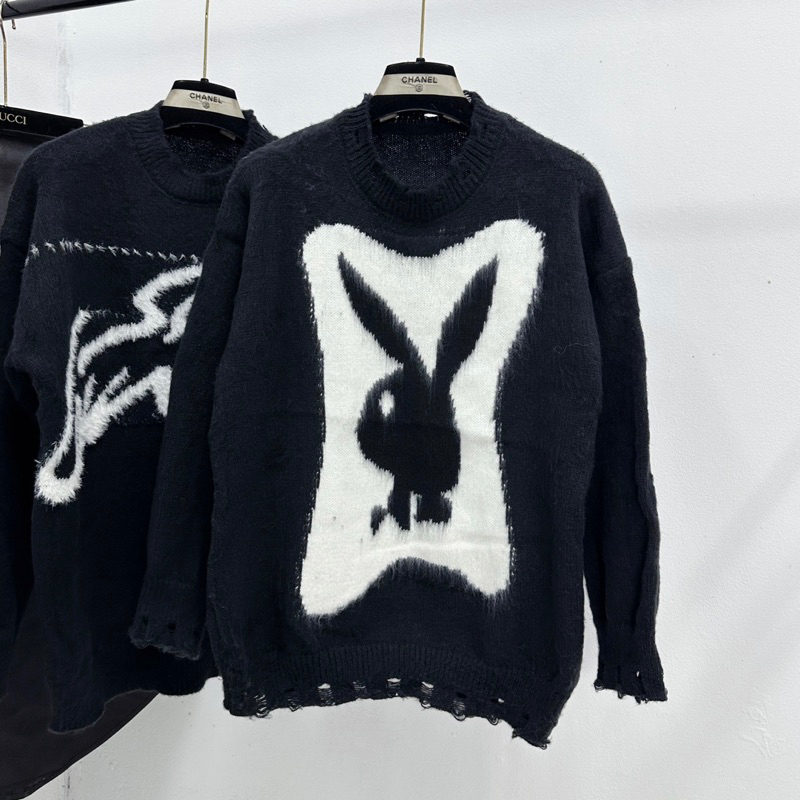 Áo sweater len nam nữ SLR dệt hình thỏ Playboy đen trắng lông xù phối rách ống bo streetwear AN39P
