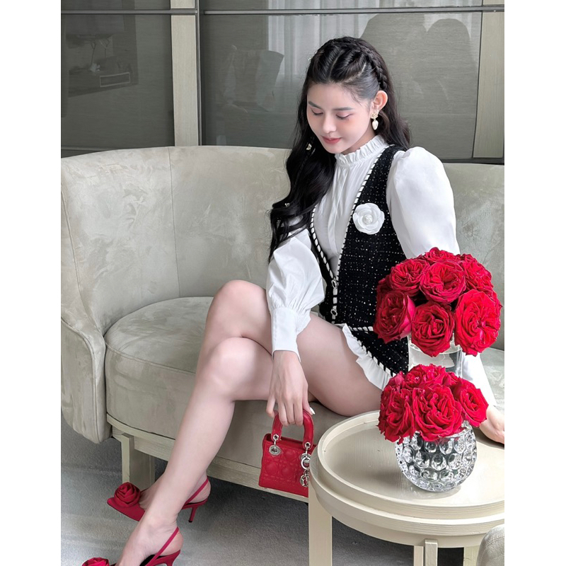 Jumpsuit dạ tay dài kèm hoa trà