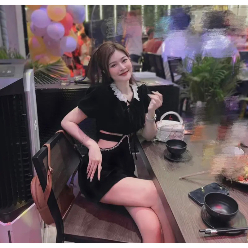 Váy nhung khoét eo đính đá