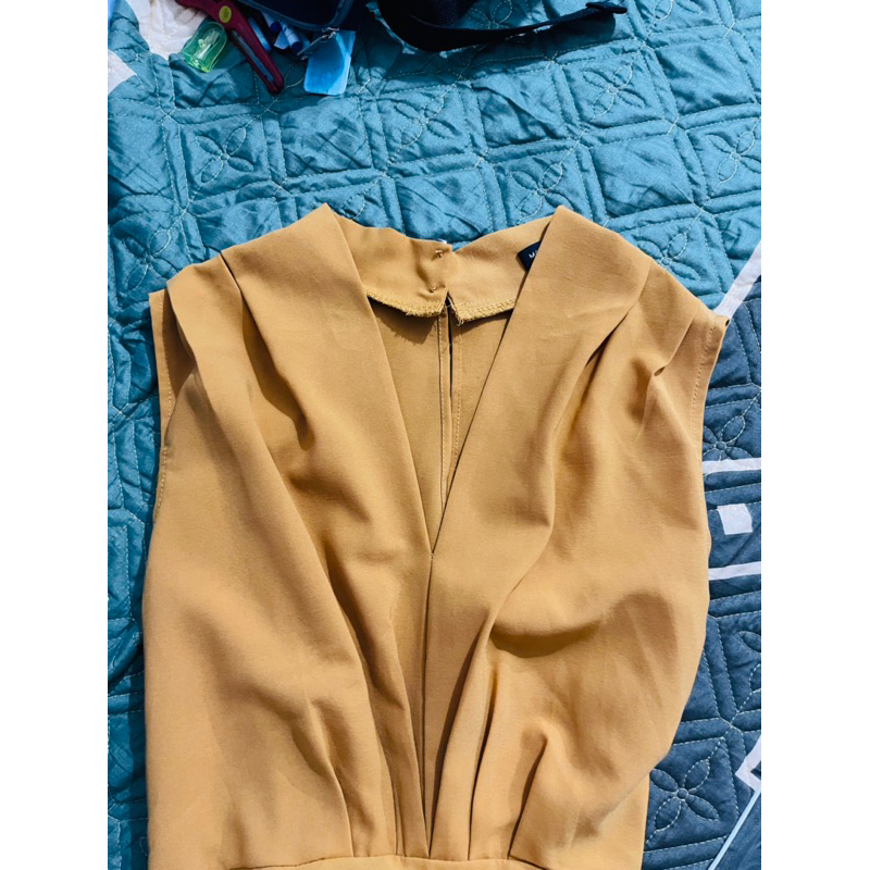 Thanh lý bộ jumsuit màu vàng đậm đã sử dụng