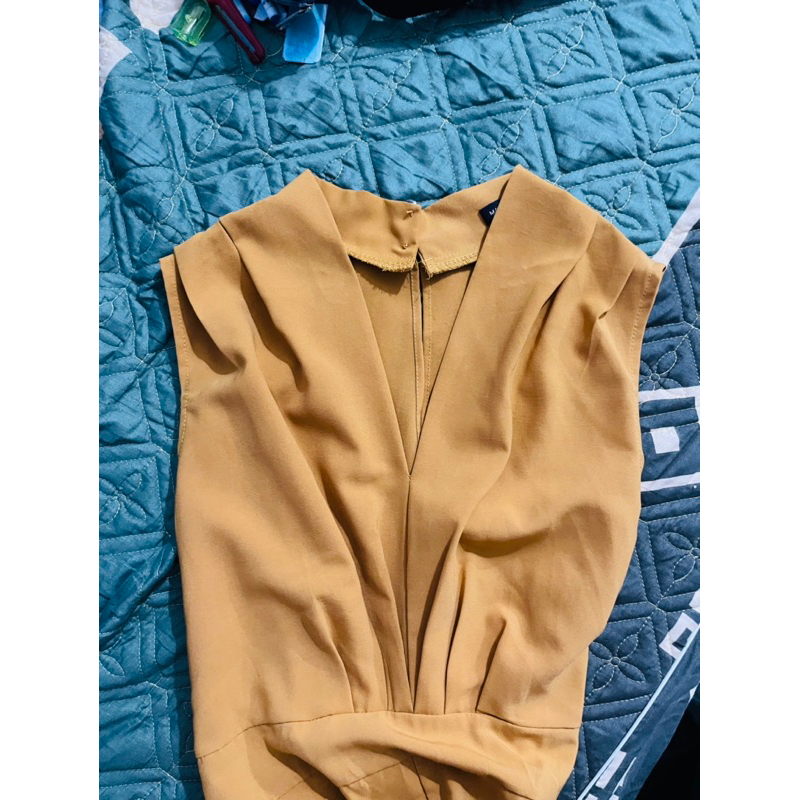 Thanh lý bộ jumsuit màu vàng đậm đã sử dụng