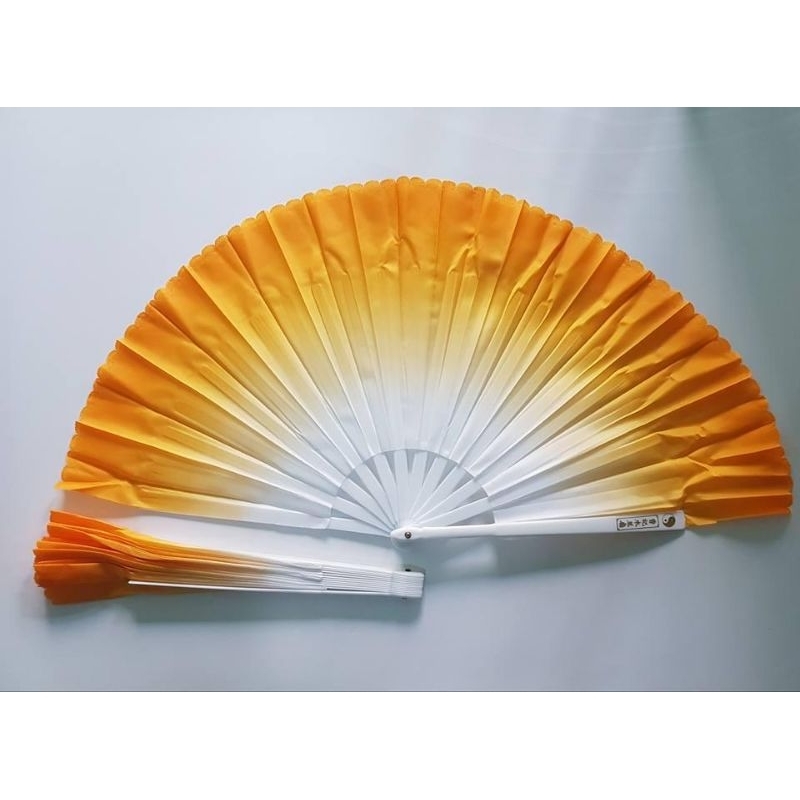 Quạt múa dưỡng sinh nan nhựa