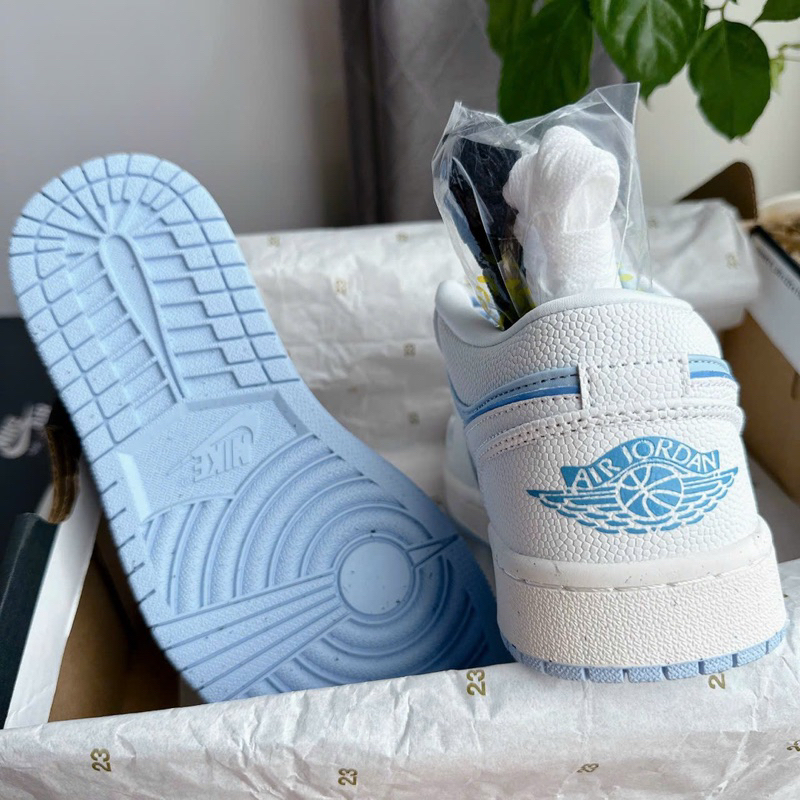 Giày sneaker trắng xanh pastel thấp cổ