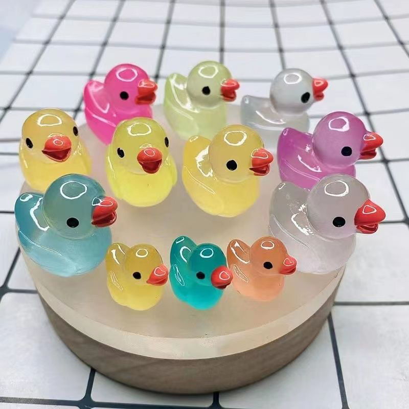 Mô Hình Vịt Charm Vịt Có Dạ Quang Phát Sáng , Dùng Để Trang Trí , Trưng Bày