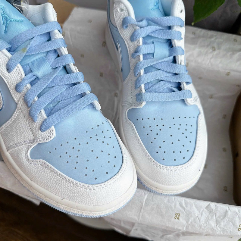 Giày sneaker trắng xanh pastel thấp cổ