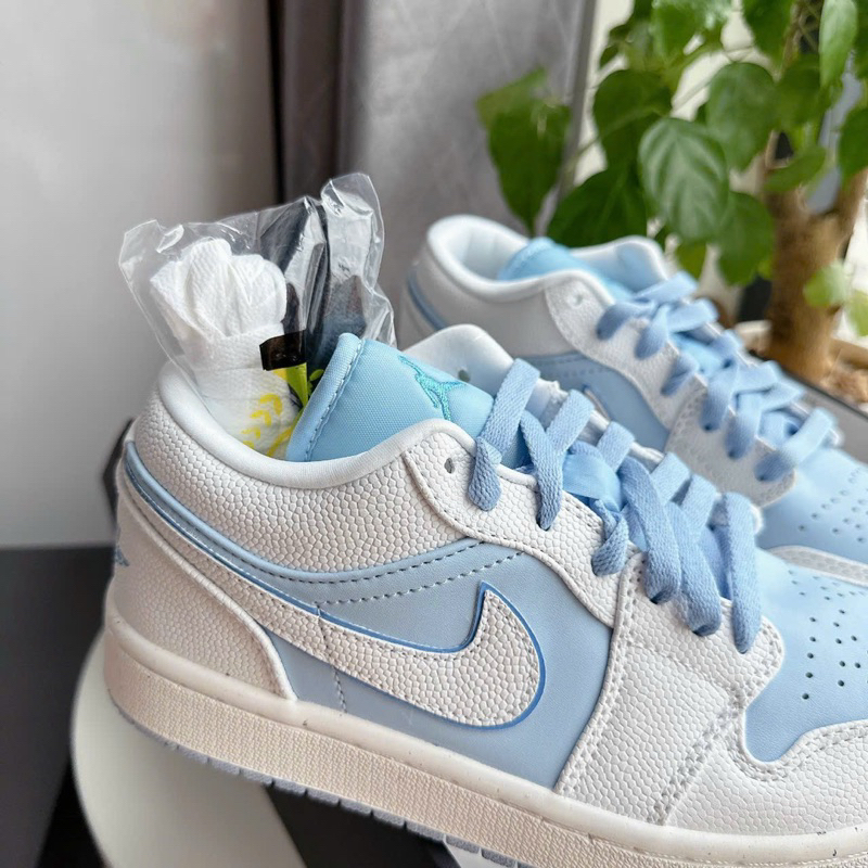 Giày sneaker trắng xanh pastel thấp cổ