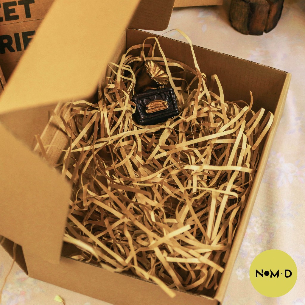 - Khung Ảnh Cưới Thiết Kế Sang Trọng Kèm Tên Dâu Rể Và Quote - By Nomad Garden