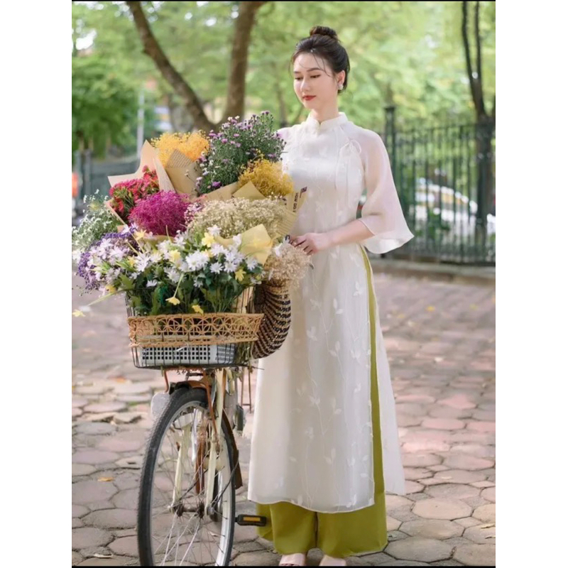 Áo dài cách tân 4 tà tay lỡ, chất voan tơ thêu lá kèm bờm