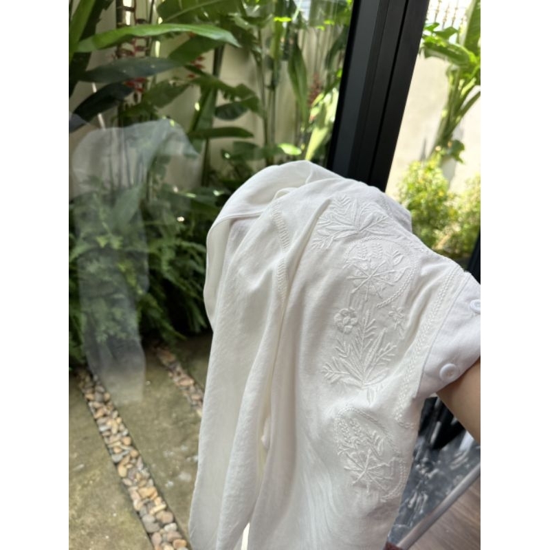 Áo sơ mi thêu dư xịn.