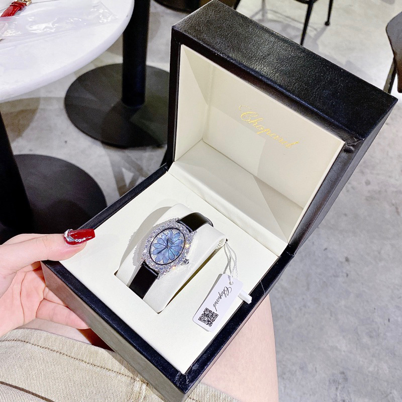 Đồng hồ nữ Chopa.rd mặt tròn hoa xanh đính đá dây da màu đen