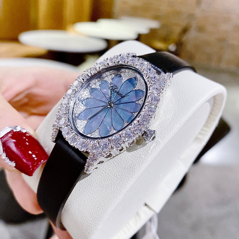 Đồng hồ nữ Chopa.rd mặt tròn hoa xanh đính đá dây da màu đen