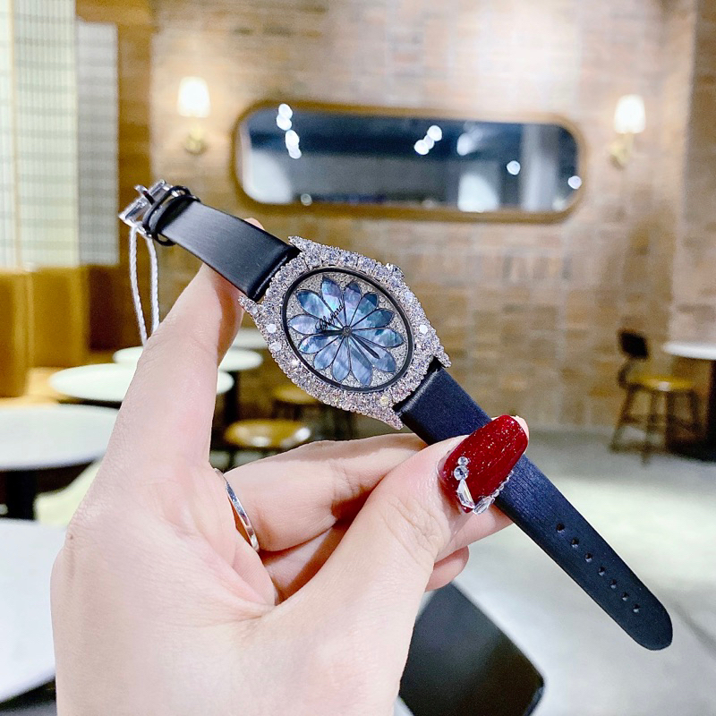 Đồng hồ nữ Chopa.rd mặt tròn hoa xanh đính đá dây da màu đen