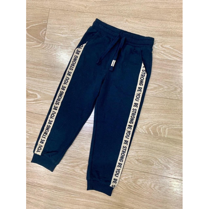 Quần nỉ da cá viền chữ bé trai