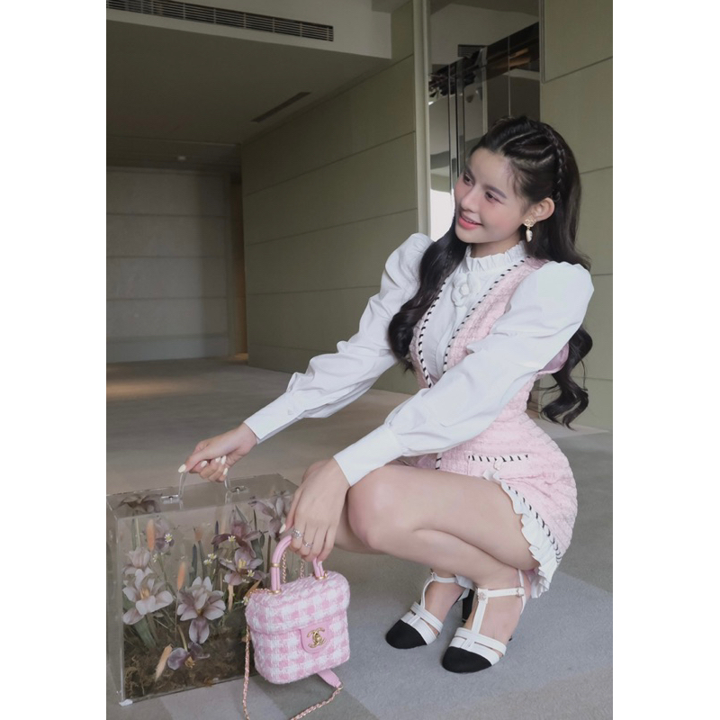 Jumpsuit dạ tay dài kèm hoa trà