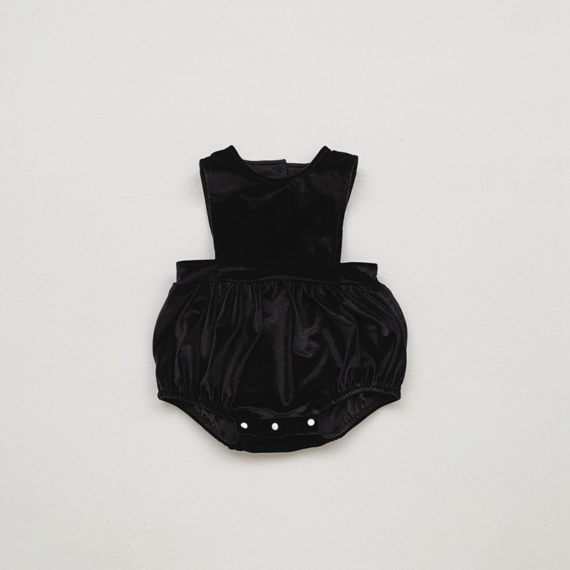 Set yếm tuyết nhung đen kèm áo sơ mi kẻ cổ bèo cho bé gái thời trang thu đông