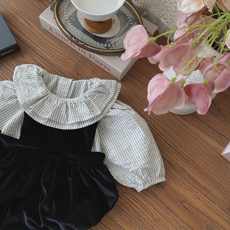 Set yếm tuyết nhung đen kèm áo sơ mi kẻ cổ bèo cho bé gái thời trang thu đông