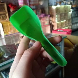 Thìa xúc cám cho chim muỗng xúc cám cho chim nhựa xanh