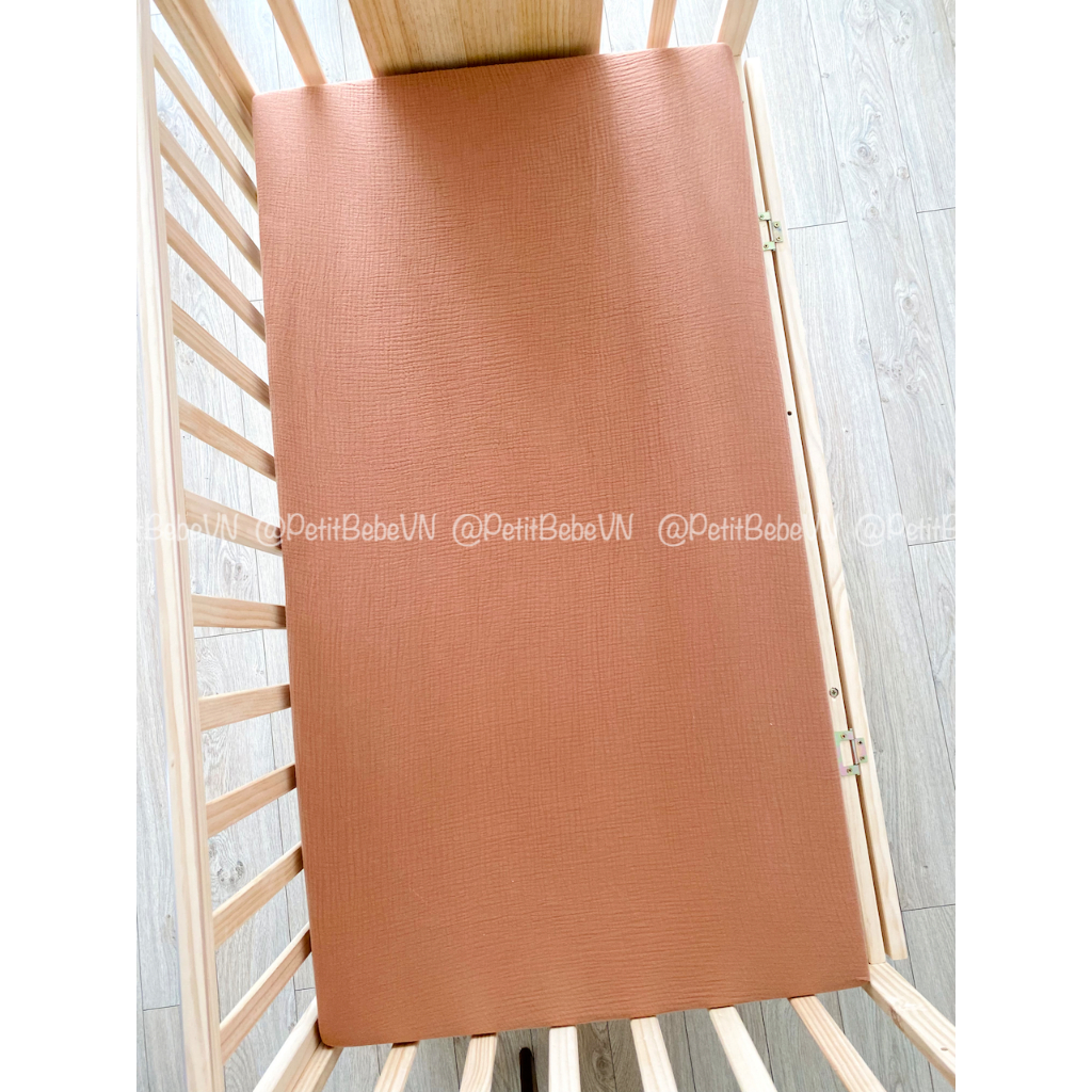Ga bọc nệm cũi 62x114cm cho bé PETIT BEBE muslin bo chun màu trơn