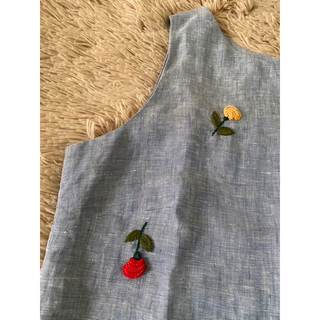 Đầm linen suông thêu hoa nụ