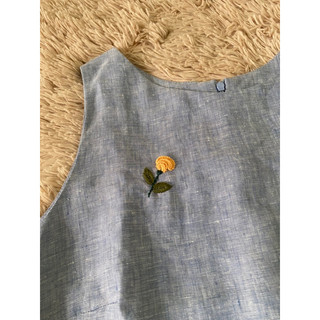 Đầm linen suông thêu hoa nụ