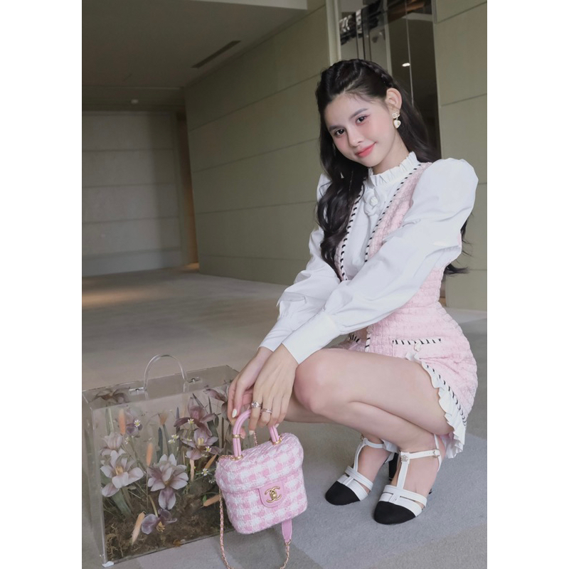 Jumpsuit dạ tay dài kèm hoa trà