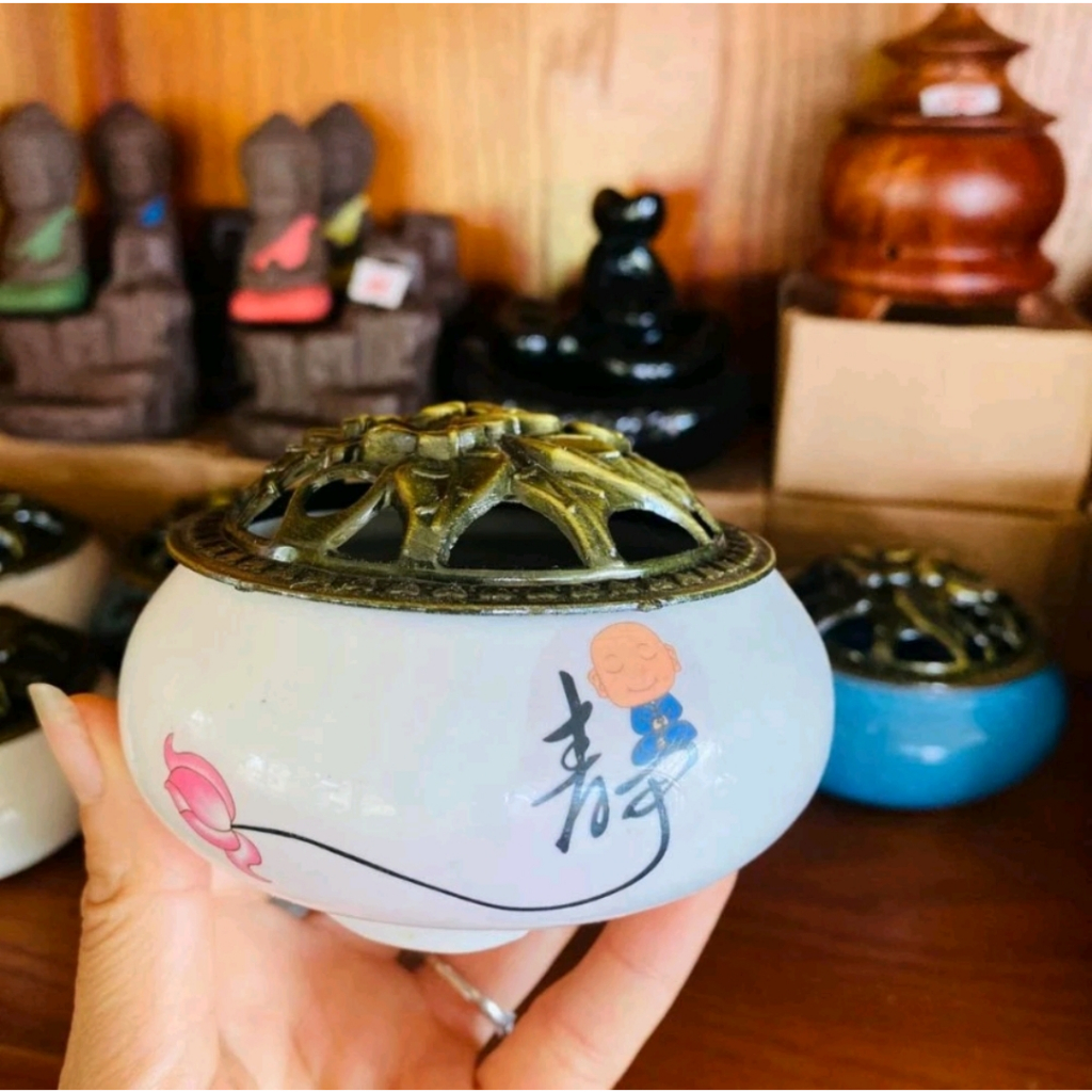 Lư Sứ Xông Nụ Trầm