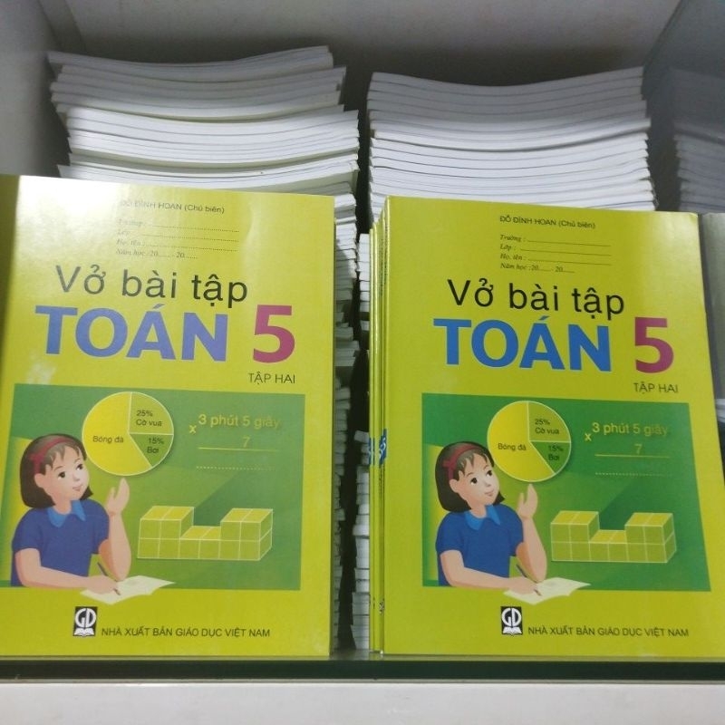 Toys, Vở bài tập toán 5 tập 2 và 2 cây bút hình.