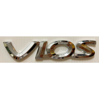 Chữ nổi Vios được dán sau xe Toyota Vios