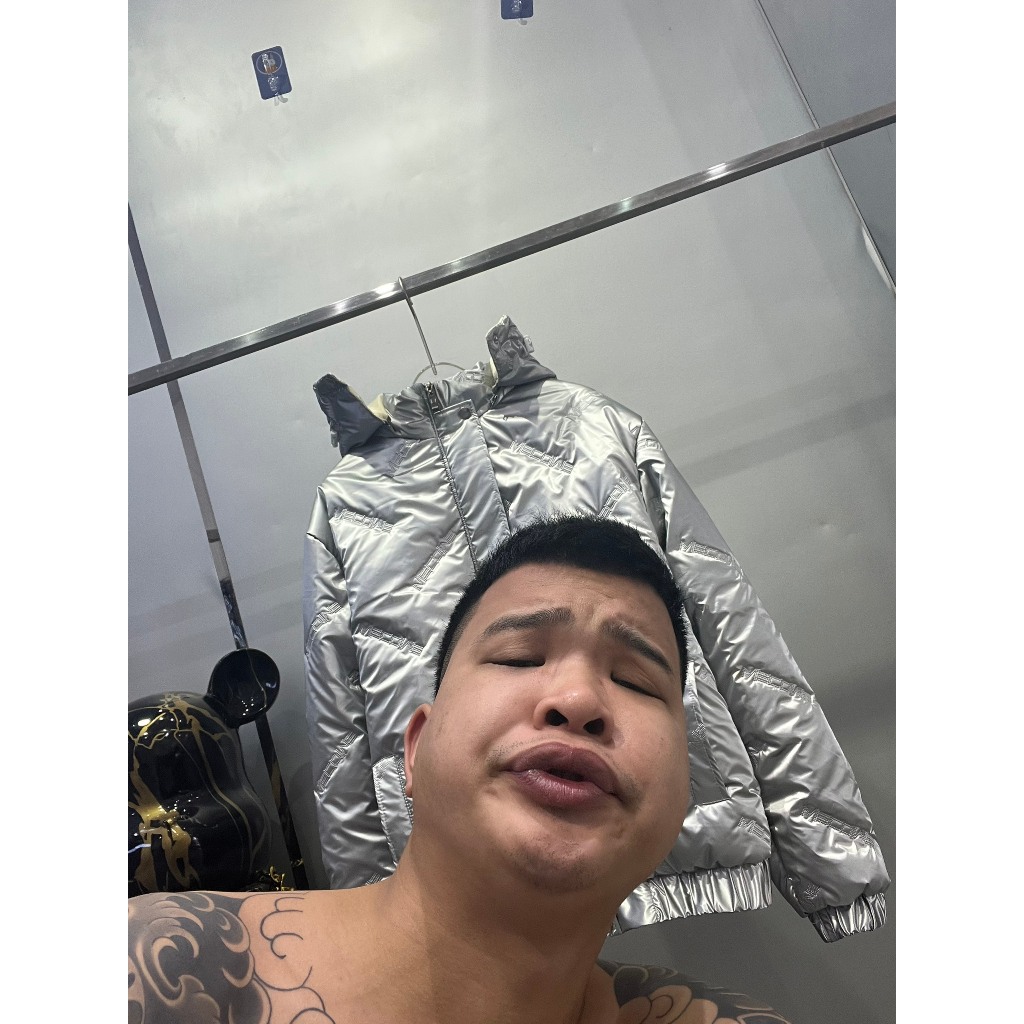 Áo khoác phao màu bạc chữ wecome phối mũ hottrend boy phố 2023