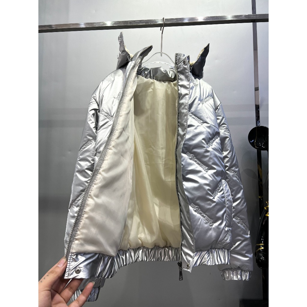 Áo khoác phao màu bạc chữ wecome phối mũ hottrend boy phố 2023