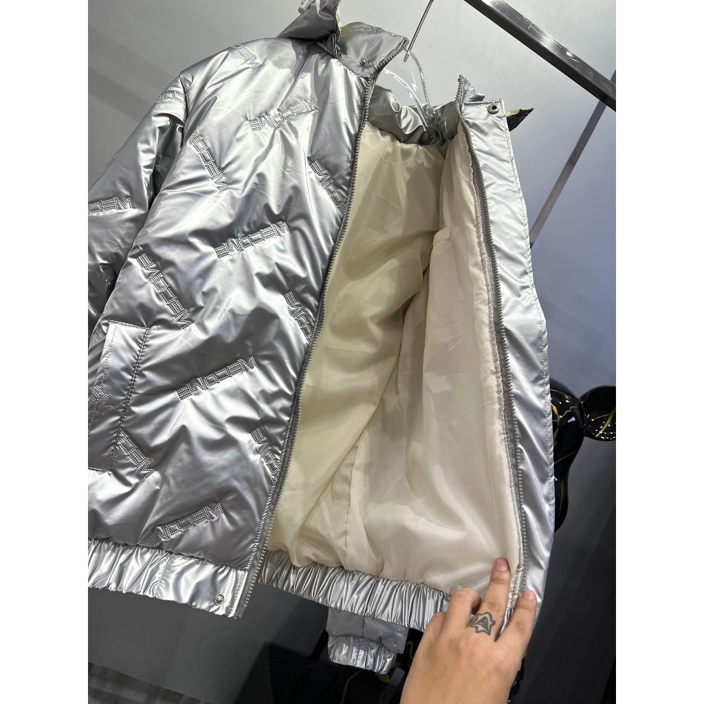 Áo khoác phao màu bạc chữ wecome phối mũ hottrend boy phố 2023