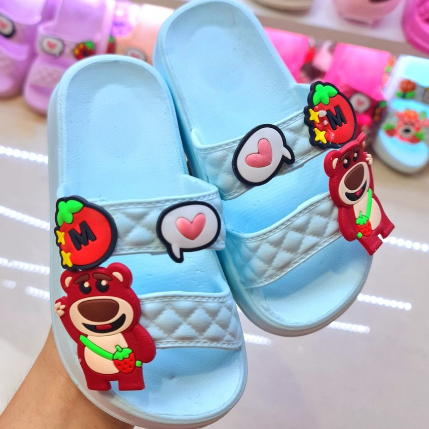 Dép bánh mì 2 quai cho bé gái hình gấu dâu siêu đẹp êm chân bé đế cao 3,5cm siêu nhẹ mềm