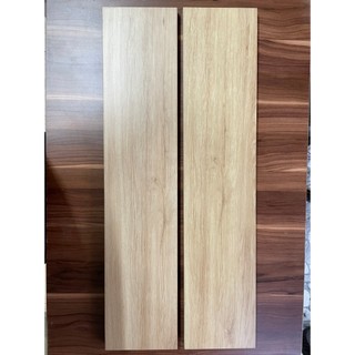 Kệ gỗ treo tường kích thước 70x12cm dày 17li chống ẩm, không kèm phụ kiện lắp ráp.