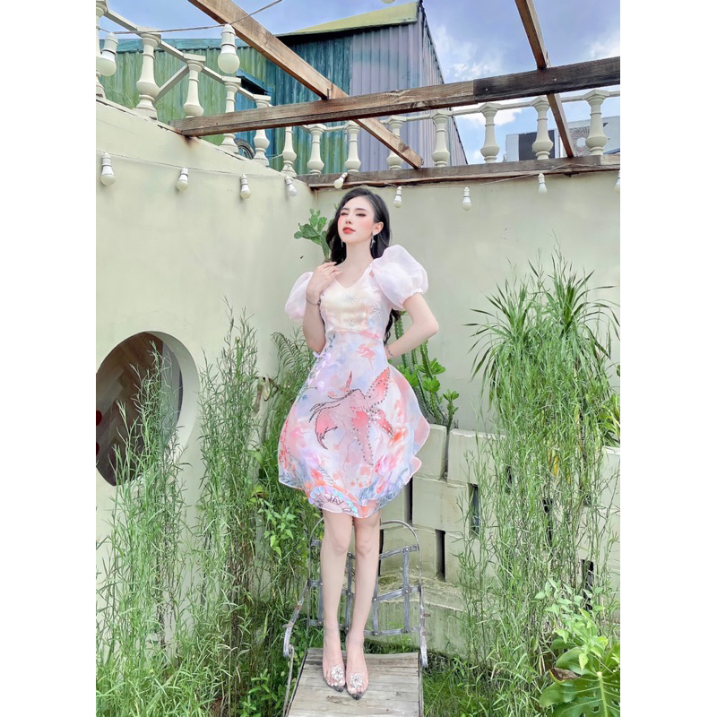 Đầm thiết kế hồng ombre, tơ Organza, cổ V cắt out vai, dáng xoè, đính đá, cườm.