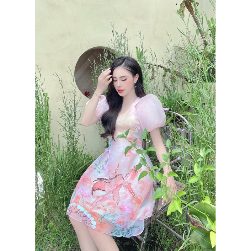 Đầm thiết kế hồng ombre, tơ Organza, cổ V cắt out vai, dáng xoè, đính đá, cườm.