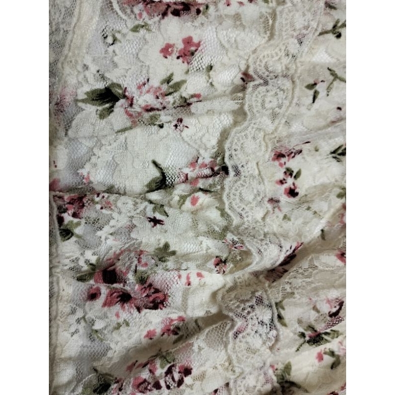 Váy ren tầng hoa nhí