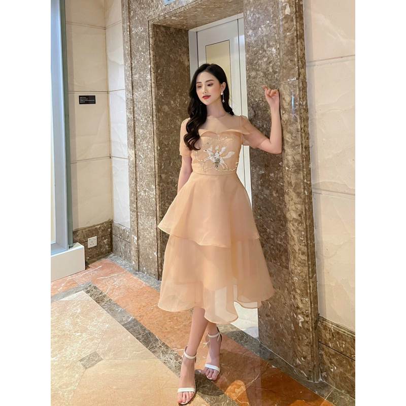 Đầm dự tiệc màu be, tơ Organza phối ren lưới, dáng xoè 3 tầng , tay bồng, đính đá,cườm.