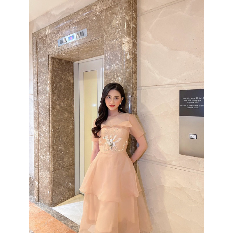 Đầm dự tiệc màu be, tơ Organza phối ren lưới, dáng xoè 3 tầng , tay bồng, đính đá,cườm.