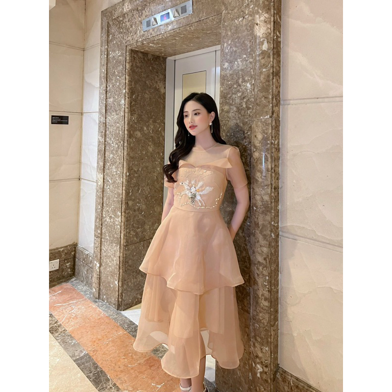 Đầm dự tiệc màu be, tơ Organza phối ren lưới, dáng xoè 3 tầng , tay bồng, đính đá,cườm.