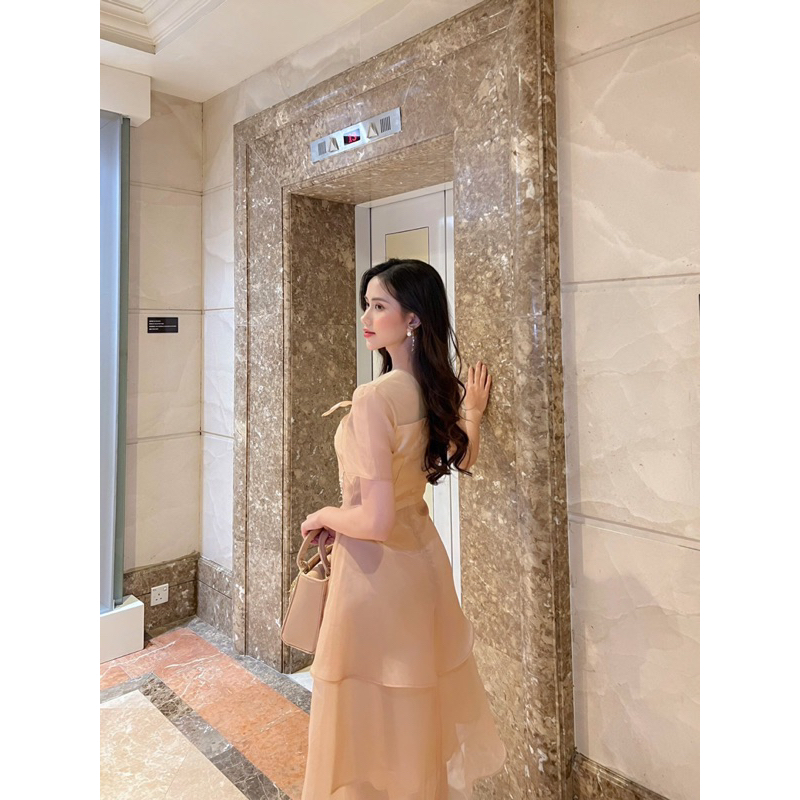 Đầm dự tiệc màu be, tơ Organza phối ren lưới, dáng xoè 3 tầng , tay bồng, đính đá,cườm.