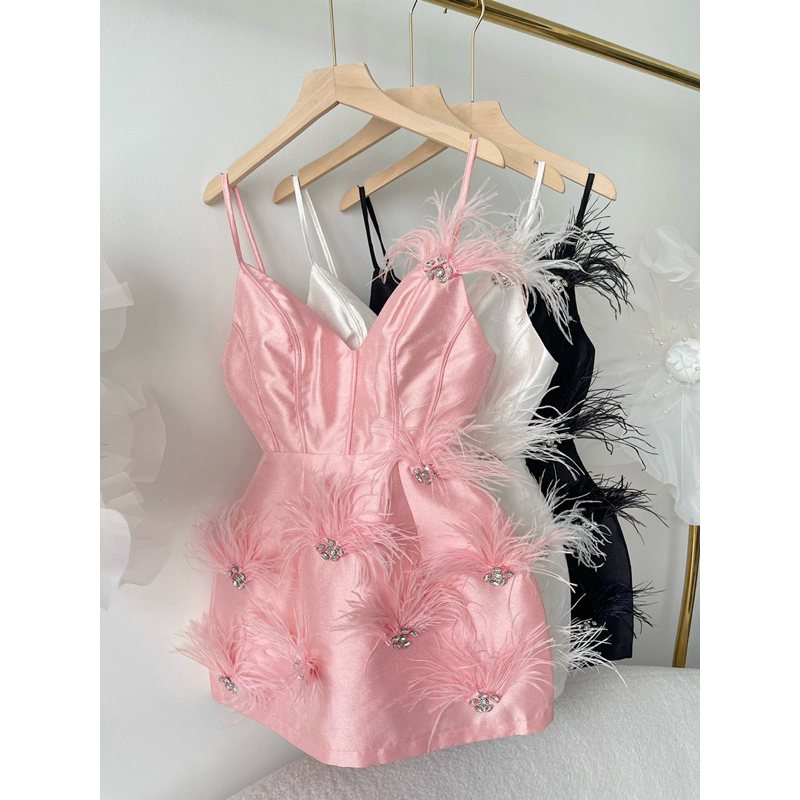 Váy 2 dây cổ khoét sâu , chất Tafta đính lông vũ và đá toàn thân tháy.