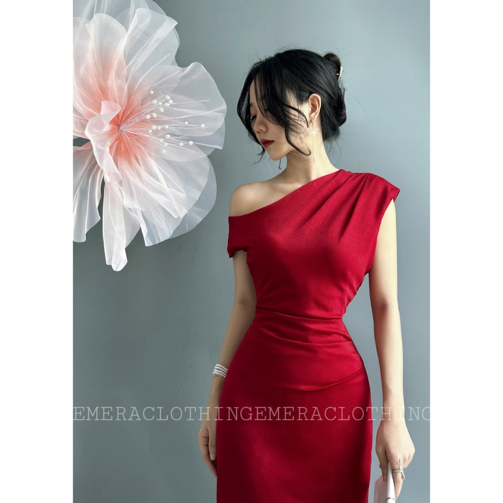 Ladona Đỏ váy thiết kế dự tiệc sang trọng và kiêu hãnh mẫu chất lụa mềm mát có óng ánh nhẹ xẻ tà sau lưng